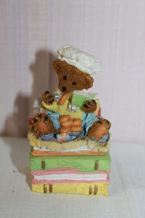A WONDERFUL AND COLOURFUL HAND PAINTED OXYLITE RESIN "TEDDY" TRINKET BOX IN GREAT CONDITION
