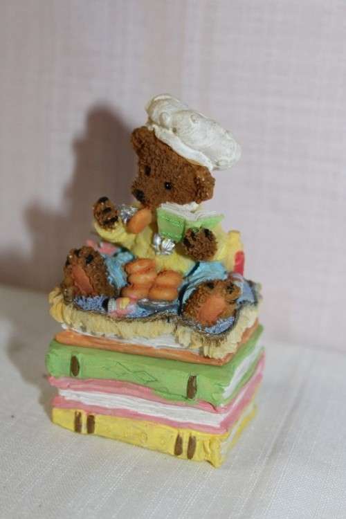 A WONDERFUL AND COLOURFUL HAND PAINTED OXYLITE RESIN "TEDDY" TRINKET BOX IN GREAT CONDITION