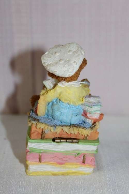 A WONDERFUL AND COLOURFUL HAND PAINTED OXYLITE RESIN "TEDDY" TRINKET BOX IN GREAT CONDITION
