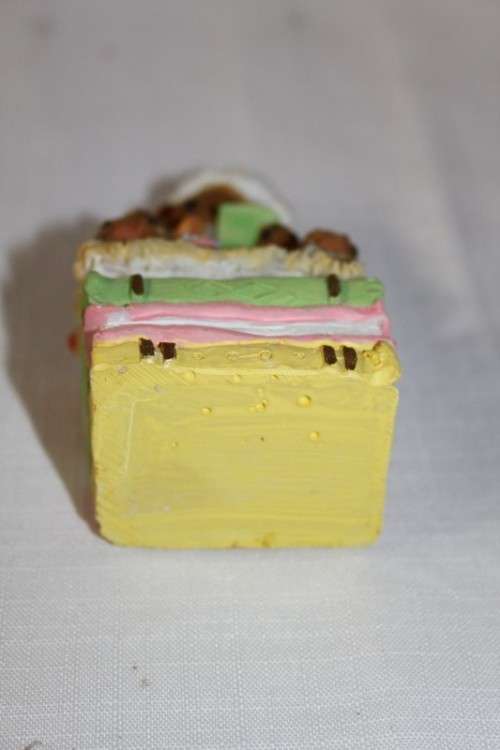 A WONDERFUL AND COLOURFUL HAND PAINTED OXYLITE RESIN "TEDDY" TRINKET BOX IN GREAT CONDITION