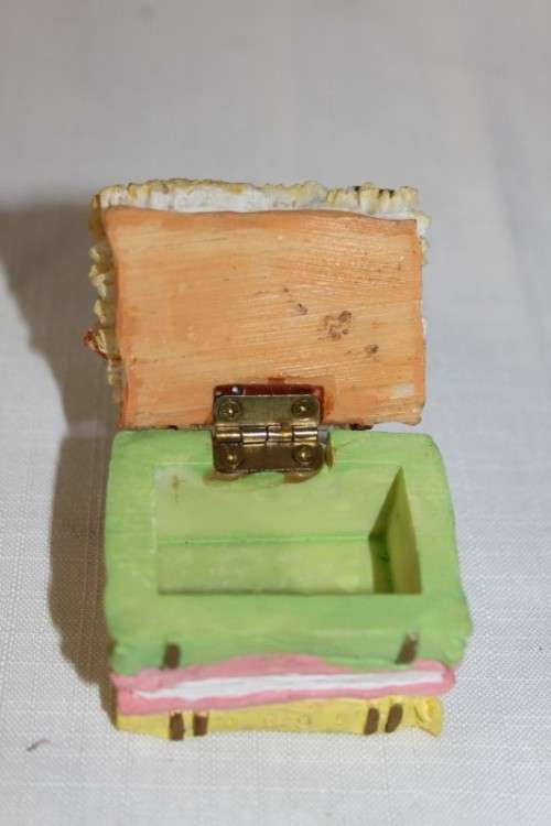 A WONDERFUL AND COLOURFUL HAND PAINTED OXYLITE RESIN "TEDDY" TRINKET BOX IN GREAT CONDITION