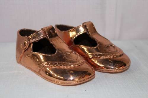 FOUR STUNNING "BOOTEE BRONZING" COPPER PLATED BABY SHOES IN FANTASTIC CONDITION bid/shoe