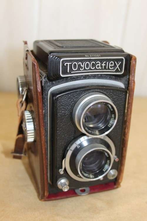 A FANTASTIC VINTAGE (c1955) JAPANESE MADE "TOYOCAFLEX" 6x6 TLR CAMERA IN ITS ORIGINAL LEATHER CASE