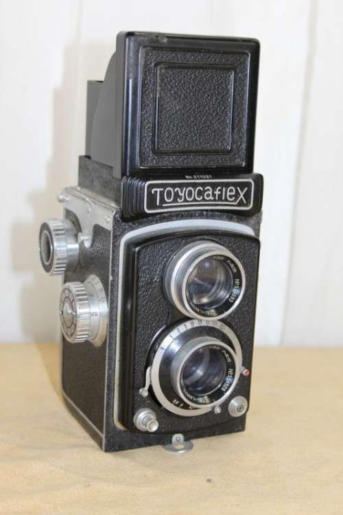 A FANTASTIC VINTAGE (c1955) JAPANESE MADE "TOYOCAFLEX" 6x6 TLR CAMERA IN ITS ORIGINAL LEATHER CASE