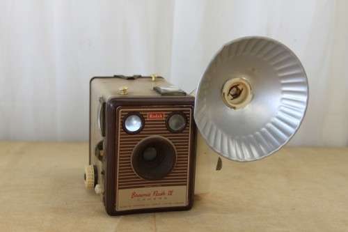A SUPERB RARE VINTAGE (c1957) KODAK BROWNIE "FLASH IV" BOX CAMERA WITH ATTACHED FLASH