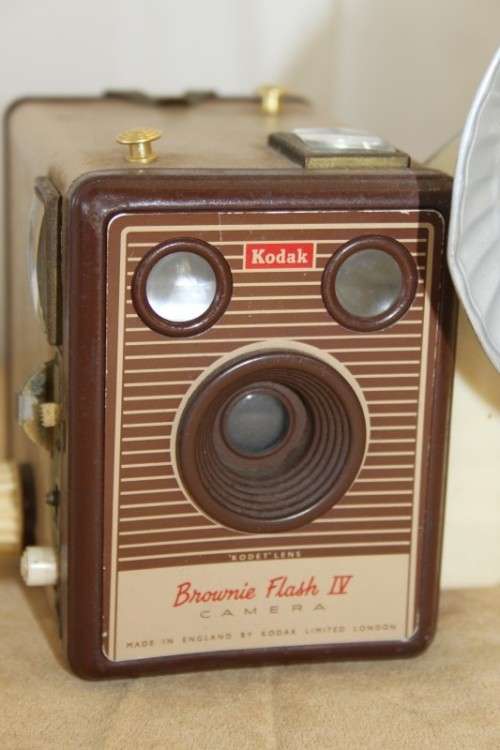 A SUPERB RARE VINTAGE (c1957) KODAK BROWNIE "FLASH IV" BOX CAMERA WITH ATTACHED FLASH