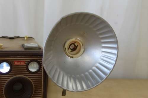A SUPERB RARE VINTAGE (c1957) KODAK BROWNIE "FLASH IV" BOX CAMERA WITH ATTACHED FLASH