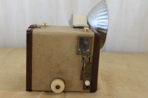 A SUPERB RARE VINTAGE (c1957) KODAK BROWNIE "FLASH IV" BOX CAMERA WITH ATTACHED FLASH