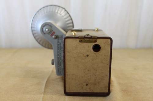 A SUPERB RARE VINTAGE (c1957) KODAK BROWNIE "FLASH IV" BOX CAMERA WITH ATTACHED FLASH