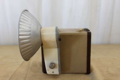 A SUPERB RARE VINTAGE (c1957) KODAK BROWNIE "FLASH IV" BOX CAMERA WITH ATTACHED FLASH