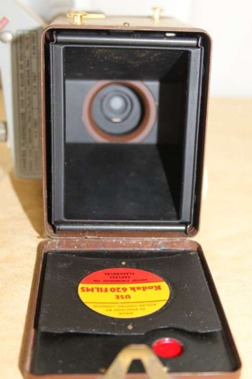A SUPERB RARE VINTAGE (c1957) KODAK BROWNIE "FLASH IV" BOX CAMERA WITH ATTACHED FLASH