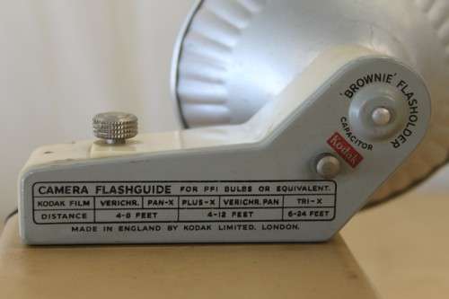 A SUPERB RARE VINTAGE (c1957) KODAK BROWNIE "FLASH IV" BOX CAMERA WITH ATTACHED FLASH