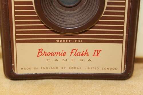 A SUPERB RARE VINTAGE (c1957) KODAK BROWNIE "FLASH IV" BOX CAMERA WITH ATTACHED FLASH