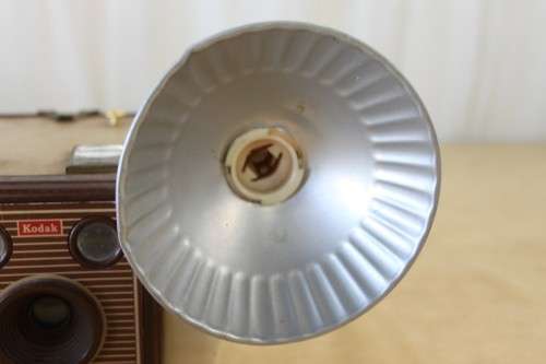 A SUPERB RARE VINTAGE (c1957) KODAK BROWNIE "FLASH IV" BOX CAMERA WITH ATTACHED FLASH
