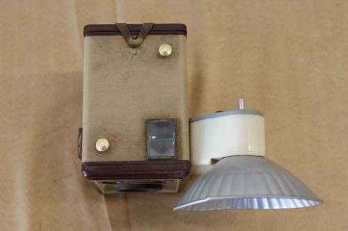 A SUPERB RARE VINTAGE (c1957) KODAK BROWNIE "FLASH IV" BOX CAMERA WITH ATTACHED FLASH