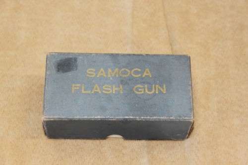 AN EXTREMELY RARE VINTAGE (c1955) JAPANESE MADE PORTABLE "SAMOCA FLASH GUN" IN ITS ORIGINAL BOX