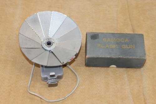 AN EXTREMELY RARE VINTAGE (c1955) JAPANESE MADE PORTABLE "SAMOCA FLASH GUN" IN ITS ORIGINAL BOX