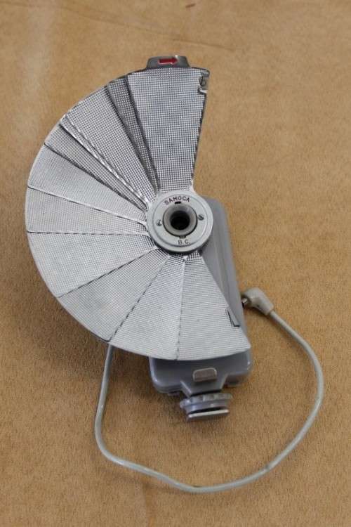 AN EXTREMELY RARE VINTAGE (c1955) JAPANESE MADE PORTABLE "SAMOCA FLASH GUN" IN ITS ORIGINAL BOX