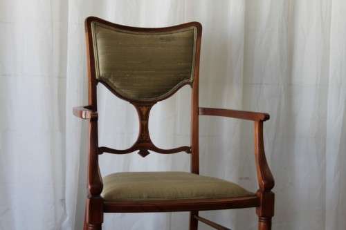 A STUNNING ANTIQUE EDWARDIAN WALNUT OCCASIONAL ARMCHAIR WITH GORGEOUS MARQUETRY INLAY DETAILING
