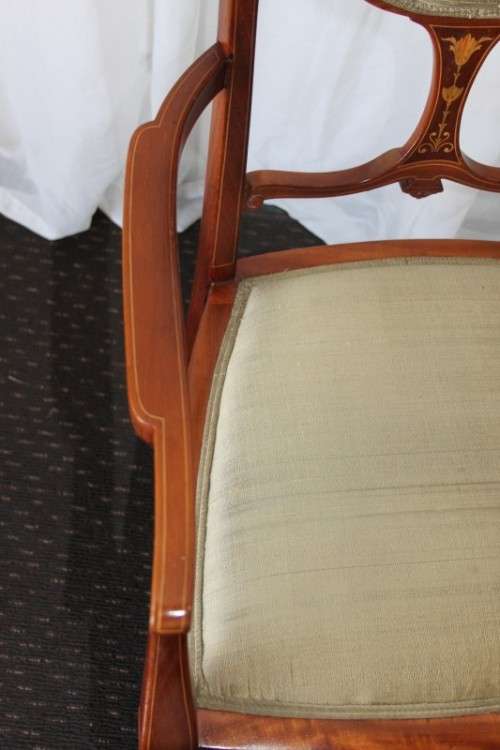 A STUNNING ANTIQUE EDWARDIAN WALNUT OCCASIONAL ARMCHAIR WITH GORGEOUS MARQUETRY INLAY DETAILING