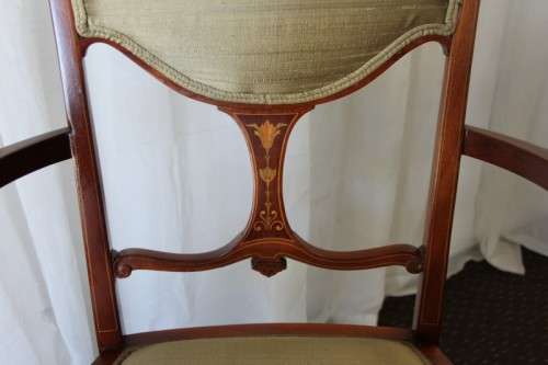 A STUNNING ANTIQUE EDWARDIAN WALNUT OCCASIONAL ARMCHAIR WITH GORGEOUS MARQUETRY INLAY DETAILING