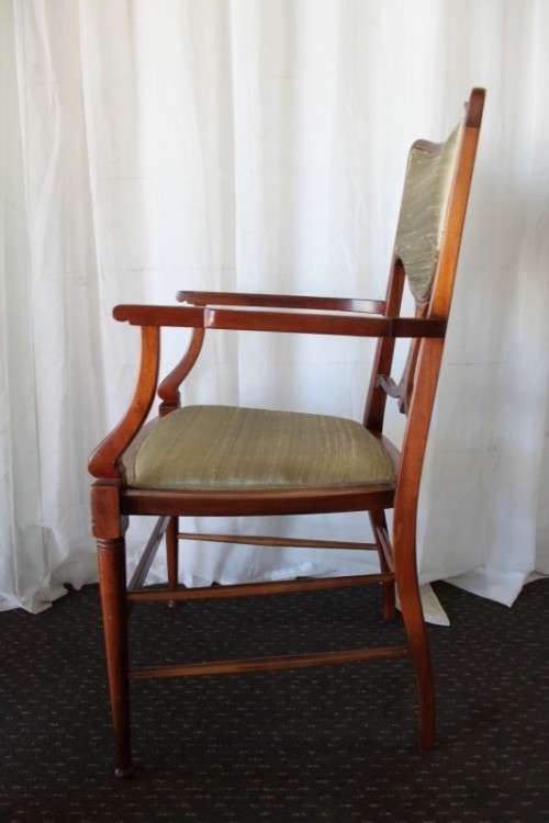 A STUNNING ANTIQUE EDWARDIAN WALNUT OCCASIONAL ARMCHAIR WITH GORGEOUS MARQUETRY INLAY DETAILING