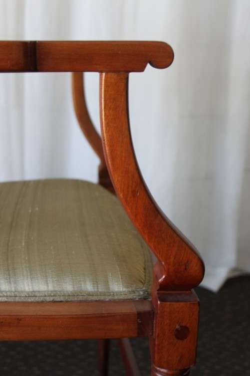 A STUNNING ANTIQUE EDWARDIAN WALNUT OCCASIONAL ARMCHAIR WITH GORGEOUS MARQUETRY INLAY DETAILING