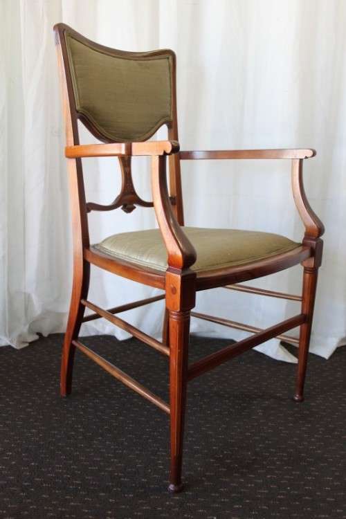A STUNNING ANTIQUE EDWARDIAN WALNUT OCCASIONAL ARMCHAIR WITH GORGEOUS MARQUETRY INLAY DETAILING