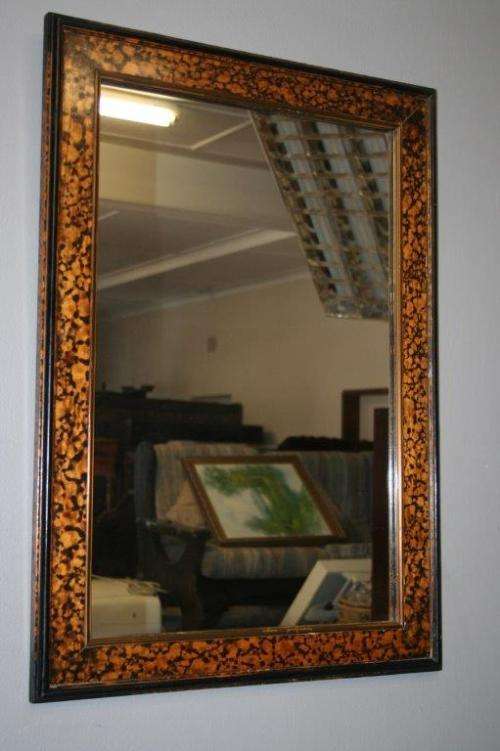 A STUNNING LARGE TORTOISE SHELL TECHNIQUE WALL MIRROR IN GOOD CONDITION
