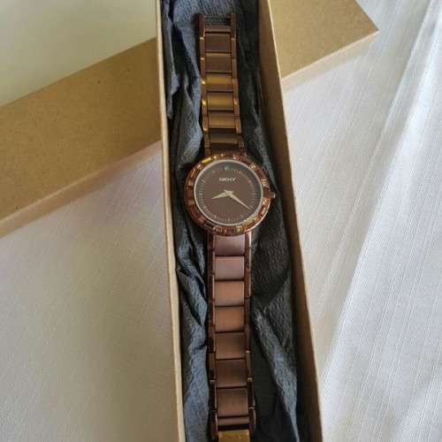 A STUNNING "DKNY" BRONZE-CUT LADIES WRIST WATCH WITH SMOKEY TOPAZ CRYSTALS IN FABULOUS CONDITION