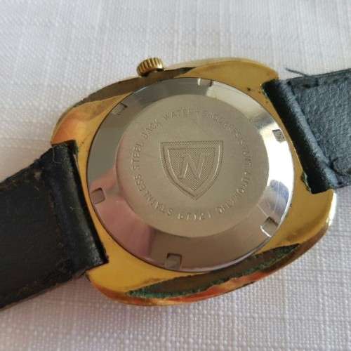 A STUNNING 1970's VINTAGE SWISS MADE "NIVADA" COMPENSAMATIC AUTOMATIC 21 JEWEL GENTS WATCH