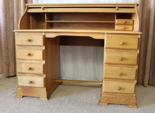 A STUNNING SOLID OAK 8-DRAWER ROLL TOP WRITING DESK/ BUREAU - GORGEOUS FURNITURE WITH LOADS OF SPACE