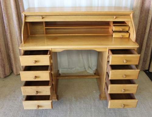A STUNNING SOLID OAK 8-DRAWER ROLL TOP WRITING DESK/ BUREAU - GORGEOUS FURNITURE WITH LOADS OF SPACE