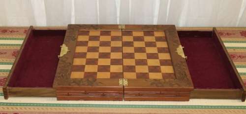 A SUPERB VINTAGE HAND-CARVED ORIENTAL FOLDING CHESS BOARD AND CARVED CHESS SET IN AWESOME CONDITION