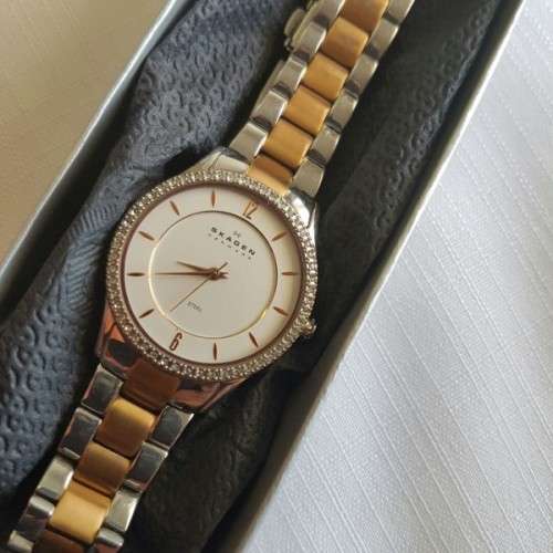 A STUNNING DANISH MADE "SKAGEN" #347SSRX LADIES TWO-TONE STAINLESS STEEL WATCH w/ SWAROVSKI CRYSTALS