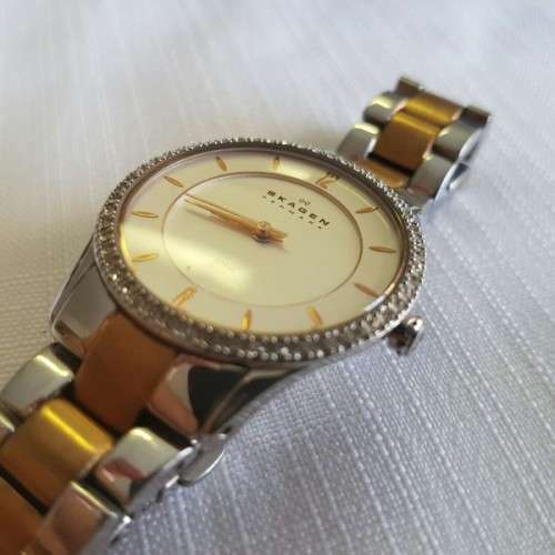 A STUNNING DANISH MADE "SKAGEN" #347SSRX LADIES TWO-TONE STAINLESS STEEL WATCH w/ SWAROVSKI CRYSTALS