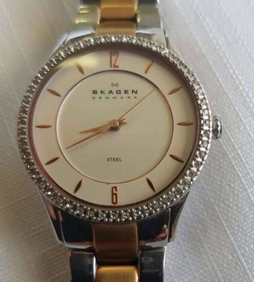 A STUNNING DANISH MADE "SKAGEN" #347SSRX LADIES TWO-TONE STAINLESS STEEL WATCH w/ SWAROVSKI CRYSTALS