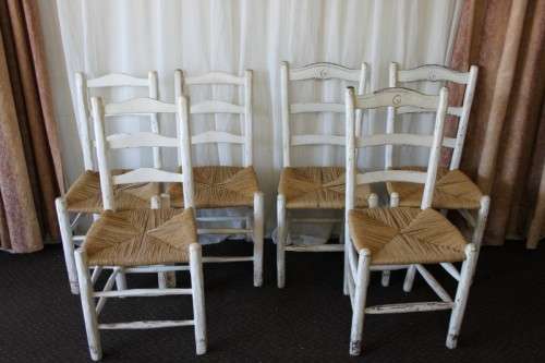 A FANTASTIC COLLECTION OF 60x WHITEWASHED WOODEN CAFE DINING CHAIRS WITH WICKER SEATS price/chair