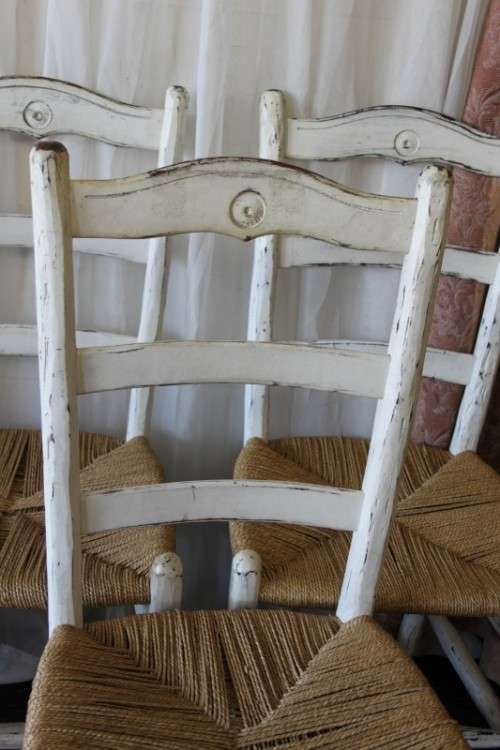 A FANTASTIC COLLECTION OF 60x WHITEWASHED WOODEN CAFE DINING CHAIRS WITH WICKER SEATS price/chair