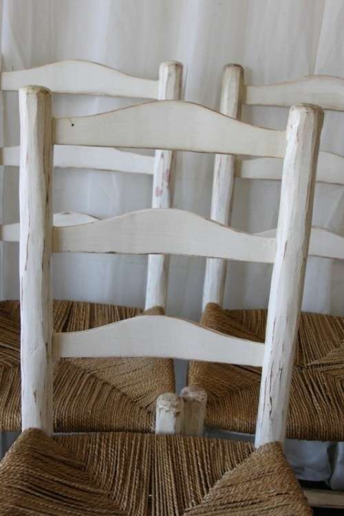 A FANTASTIC COLLECTION OF 60x WHITEWASHED WOODEN CAFE DINING CHAIRS WITH WICKER SEATS price/chair