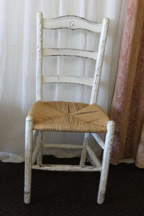 A FANTASTIC COLLECTION OF 60x WHITEWASHED WOODEN CAFE DINING CHAIRS WITH WICKER SEATS price/chair