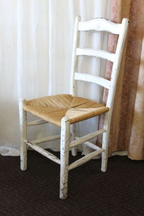 A FANTASTIC COLLECTION OF 60x WHITEWASHED WOODEN CAFE DINING CHAIRS WITH WICKER SEATS price/chair