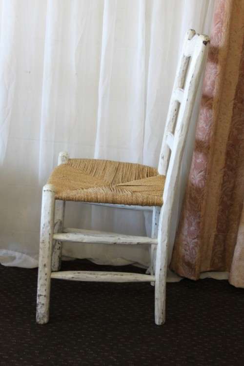 A FANTASTIC COLLECTION OF 60x WHITEWASHED WOODEN CAFE DINING CHAIRS WITH WICKER SEATS price/chair