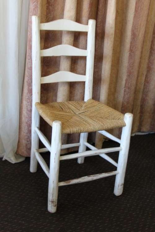 A FANTASTIC COLLECTION OF 60x WHITEWASHED WOODEN CAFE DINING CHAIRS WITH WICKER SEATS price/chair