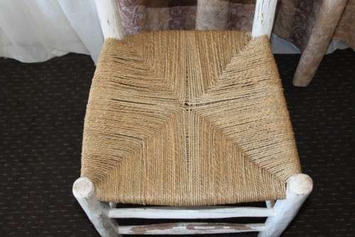 A FANTASTIC COLLECTION OF 60x WHITEWASHED WOODEN CAFE DINING CHAIRS WITH WICKER SEATS price/chair