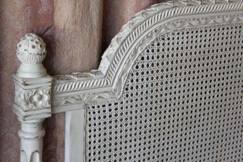 A STUNNING AND VERY STYLISH WHITE "COUNTRY STYLE" SUPER KING SIZE BED w/ BEAUTIFUL CARVED DETAILING