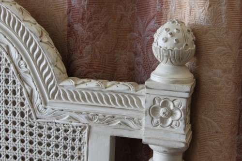 A STUNNING AND VERY STYLISH WHITE "COUNTRY STYLE" SUPER KING SIZE BED w/ BEAUTIFUL CARVED DETAILING