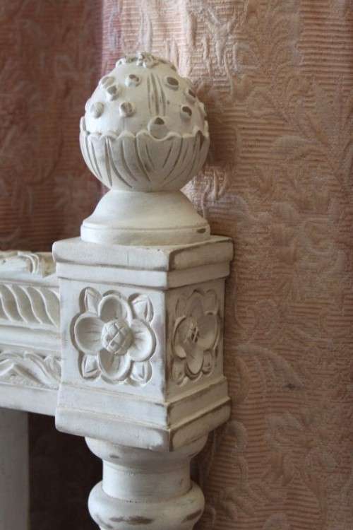A STUNNING AND VERY STYLISH WHITE "COUNTRY STYLE" SUPER KING SIZE BED w/ BEAUTIFUL CARVED DETAILING