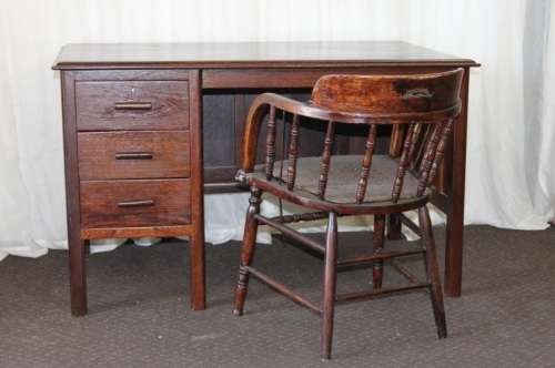 A STUNNING VINTAGE 3-DRAWERS SOLID PARTRIDGE-WOOD OFFICE/ EXECUTIVES DESK IN AWESOME CONDITION