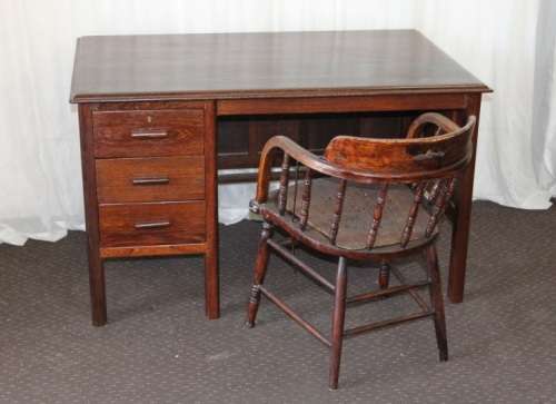 A STUNNING VINTAGE 3-DRAWERS SOLID PARTRIDGE-WOOD OFFICE/ EXECUTIVES DESK IN AWESOME CONDITION
